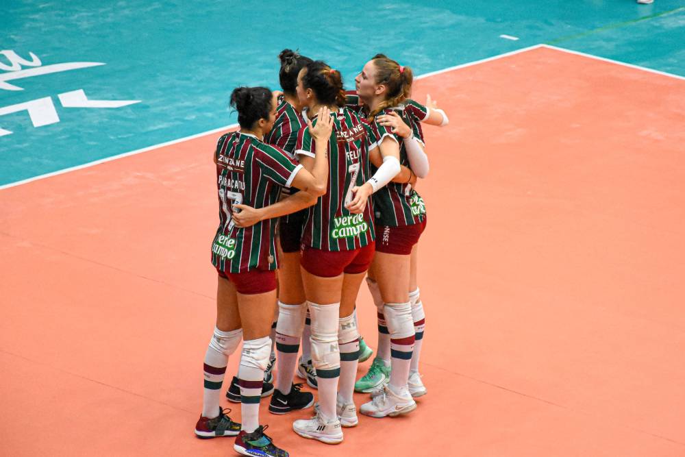 jogadoras do fluminense durante partida da superliga