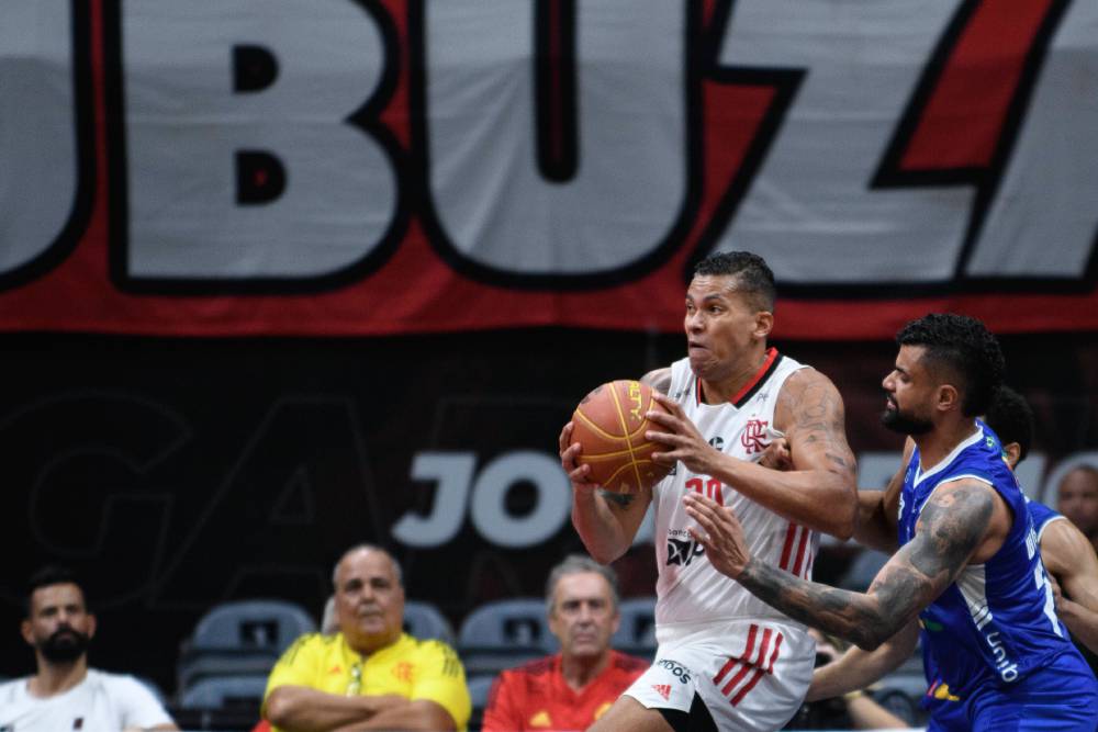 jogador do flamengo durante partida da NBB